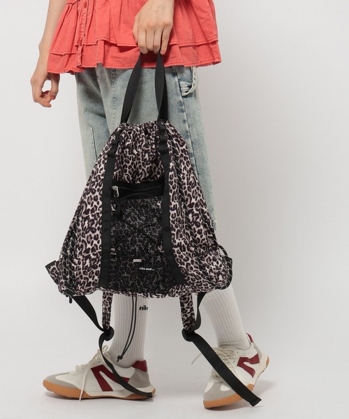 niko and...(ニコアンド)の「オリジナルメッシュ2WAYナップサック(バックパック/リュック・レディース・ブラック/その他1/オレンジ系/レオパード・0)」の5枚目の写真