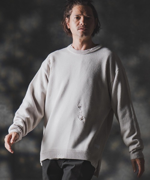 GLIMCLAP(グリムクラップ)の「mn3138-Mid-gauge crewneck sweater-Distressed for a vintage look- クルーネックニット(ニット/セーター・メンズ・キナリ/チャコール/ブラウン/ブラック・S/M/L)」の2枚目の写真