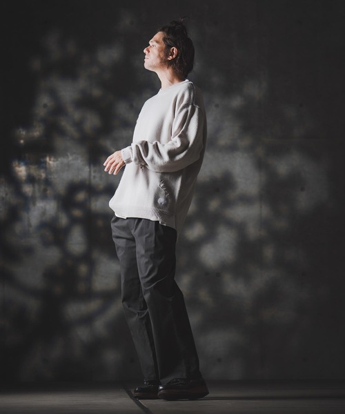 GLIMCLAP(グリムクラップ)の「mn3138-Mid-gauge crewneck sweater-Distressed for a vintage look- クルーネックニット(ニット/セーター・メンズ・キナリ/チャコール/ブラウン/ブラック・S/M/L)」の8枚目の写真