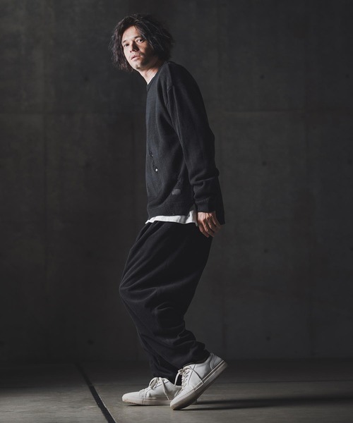 GLIMCLAP(グリムクラップ)の「mn3138-Mid-gauge crewneck sweater-Distressed for a vintage look- クルーネックニット(ニット/セーター・メンズ・キナリ/チャコール/ブラウン/ブラック・S/M/L)」の11枚目の写真