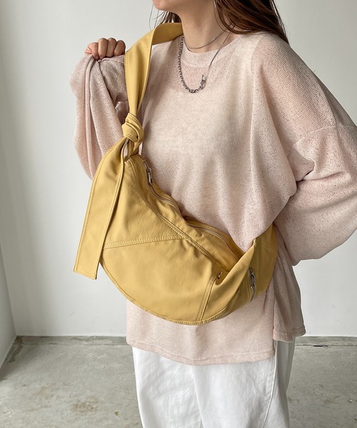 210nouve(トゥージュヌーブ)の「ソフトフェイクレザー ハーフムーン ショルダーバッグ(ショルダーバッグ・レディース・ブルー/イエロー/ブラック/アイボリー・FREE)」の4枚目の写真