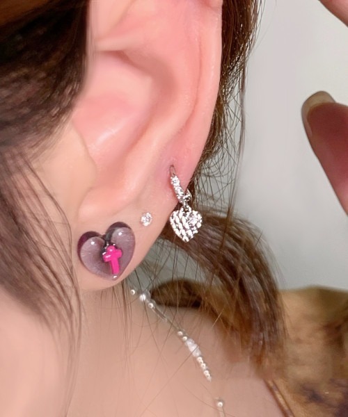 MASHIRO（マシロ）の「【MASHIRO】クリアハートクロスモチーフボディーピアス2点セット ペア（MA/EK395）（ピアス（両耳用）・レディース・ピンク/レッド/グレー・FREE）」の2枚目の写真