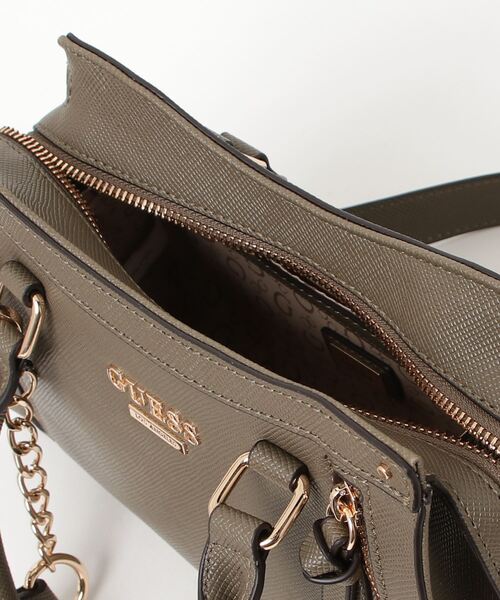 Guess（ゲス）の「WRENLEY Small Satchel サッチェルバッグ（ショルダーバッグ・レディース・ブラウン/オリーブ/ストーン/レッド・ONE SIZE）」の16枚目の写真