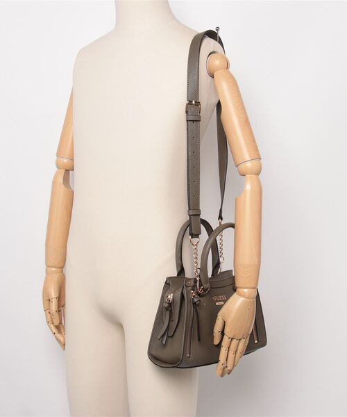 Guess（ゲス）の「WRENLEY Small Satchel サッチェルバッグ（ショルダーバッグ・レディース・ブラウン/オリーブ/ストーン/レッド・ONE SIZE）」の21枚目の写真
