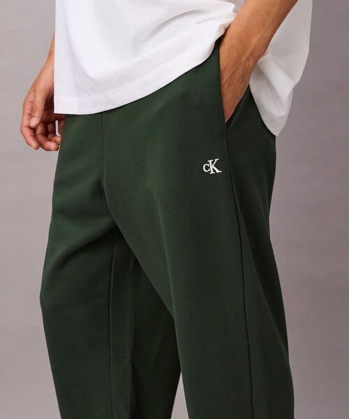 Calvin Klein(カルバン・クライン)の「モノグラム ジョガーパンツ(スウェットパンツ・メンズ・ブラック/ダークグリーン・L/M/S)」の8枚目の写真