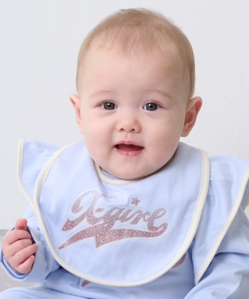 X-girl Stages（エックスガールステージス）の「ラメロゴプリントスタイ（スタイ/よだれかけ・キッズ・ライトブルー/アイボリー・F）」の2枚目の写真