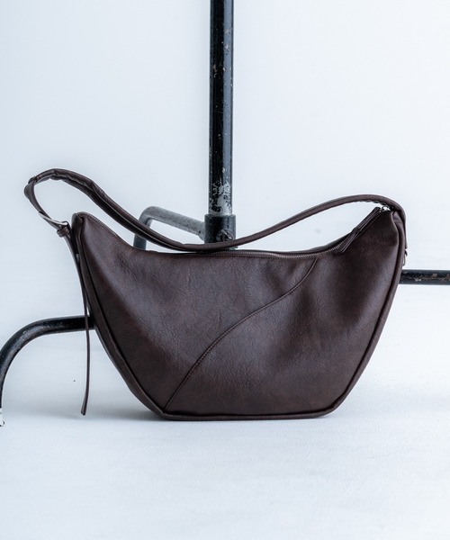 SINSS(シンス)の「2way slit half moon bag / 2wayスリットハーフムーンバッグ(ショルダーバッグ・メンズ・ブラウン/ブラック・FREE)」の13枚目の写真