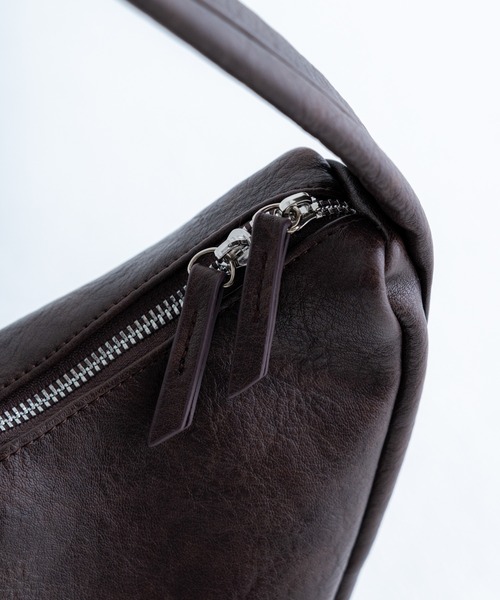 SINSS(シンス)の「2way slit half moon bag / 2wayスリットハーフムーンバッグ(ショルダーバッグ・メンズ・ブラウン/ブラック・FREE)」の14枚目の写真