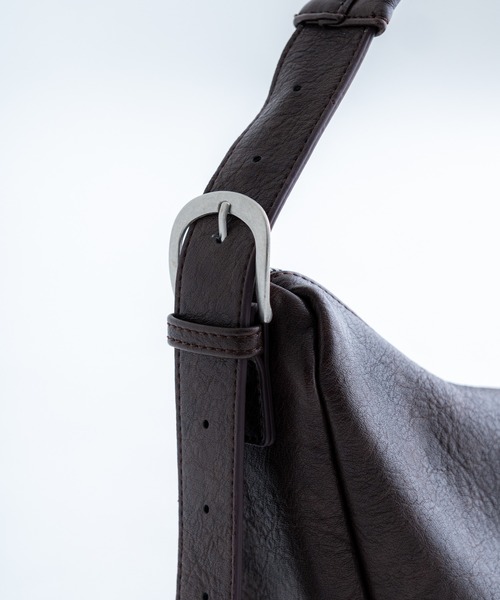 SINSS(シンス)の「2way slit half moon bag / 2wayスリットハーフムーンバッグ(ショルダーバッグ・メンズ・ブラウン/ブラック・FREE)」の15枚目の写真