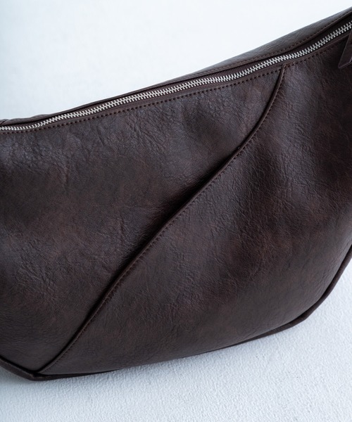 SINSS(シンス)の「2way slit half moon bag / 2wayスリットハーフムーンバッグ(ショルダーバッグ・メンズ・ブラウン/ブラック・FREE)」の16枚目の写真