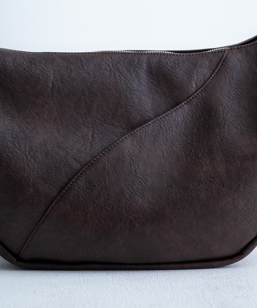 SINSS(シンス)の「2way slit half moon bag / 2wayスリットハーフムーンバッグ(ショルダーバッグ・メンズ・ブラウン/ブラック・FREE)」の17枚目の写真