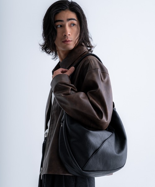 SINSS(シンス)の「2way slit half moon bag / 2wayスリットハーフムーンバッグ(ショルダーバッグ・メンズ・ブラウン/ブラック・FREE)」の3枚目の写真