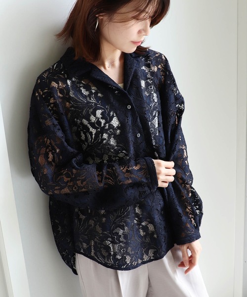 Jines(ジネス)の「フラワーレースオープンカラーシャツ(シャツ/ブラウス・レディース・ホワイト/ネイビー・38)」の2枚目の写真
