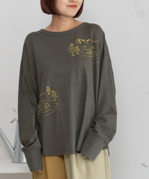 POU DOU DOU（プードゥドゥ）の「スワンレイクプリントロンT（Tシャツ/カットソー・レディース・オートミール/ダークグレー/レッド・M）」の2枚目の写真