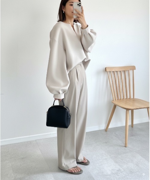 Lateru(ラテル)の「レディース V ネックダンボールトップス ぽわん袖プルオーバー 春夏秋(スウェット・レディース・アイボリー/ブラック/グレー・FREE)」の17枚目の写真