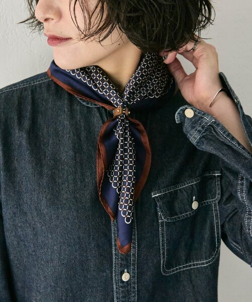 ear PAPILLONNER(イアパピヨネ)の「レザーリング付きトラディショナルスカーフ(ストール/ショール・レディース・ネイビー/ブラウン・FREE)」の2枚目の写真