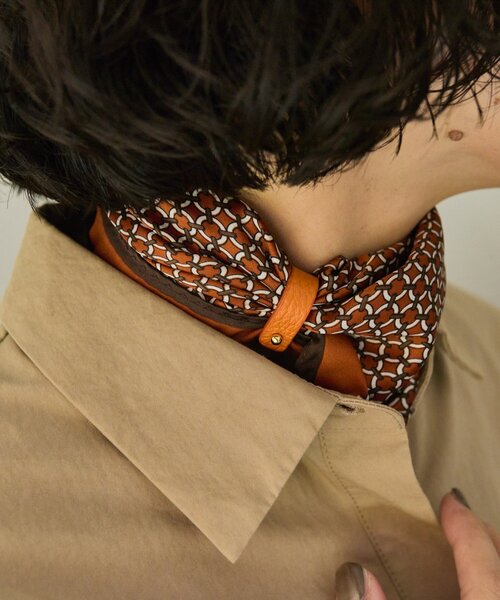 ear PAPILLONNER(イアパピヨネ)の「レザーリング付きトラディショナルスカーフ(ストール/ショール・レディース・ネイビー/ブラウン・FREE)」の1枚目の写真