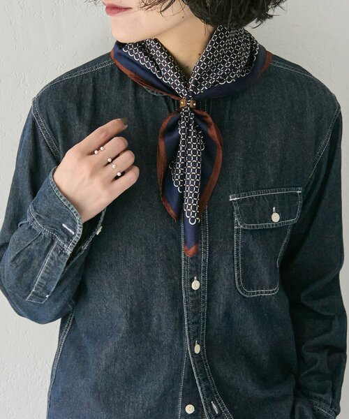 ear PAPILLONNER(イアパピヨネ)の「レザーリング付きトラディショナルスカーフ(ストール/ショール・レディース・ネイビー/ブラウン・FREE)」の4枚目の写真