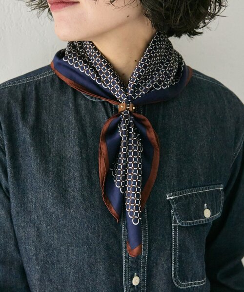 ear PAPILLONNER(イアパピヨネ)の「レザーリング付きトラディショナルスカーフ(ストール/ショール・レディース・ネイビー/ブラウン・FREE)」の5枚目の写真