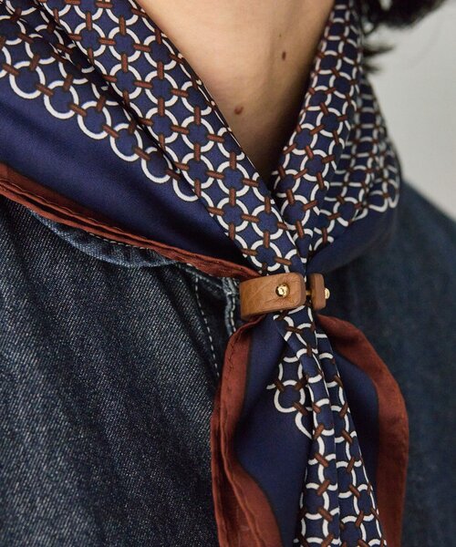 ear PAPILLONNER(イアパピヨネ)の「レザーリング付きトラディショナルスカーフ(ストール/ショール・レディース・ネイビー/ブラウン・FREE)」の7枚目の写真