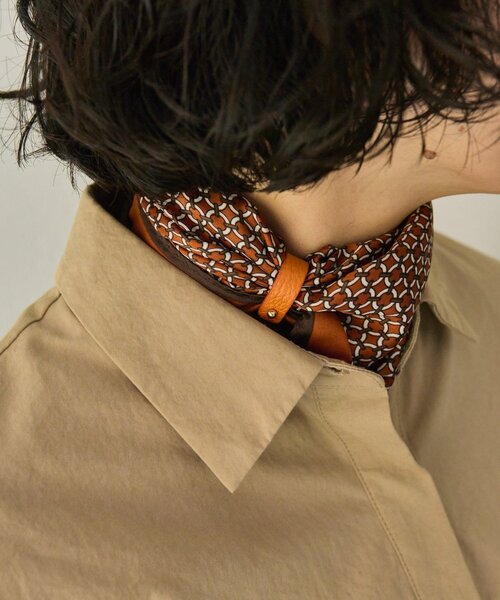 ear PAPILLONNER(イアパピヨネ)の「レザーリング付きトラディショナルスカーフ(ストール/ショール・レディース・ネイビー/ブラウン・FREE)」の9枚目の写真