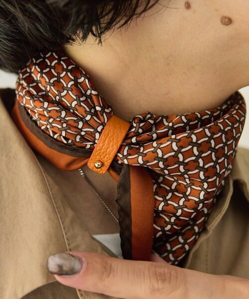 ear PAPILLONNER(イアパピヨネ)の「レザーリング付きトラディショナルスカーフ(ストール/ショール・レディース・ネイビー/ブラウン・FREE)」の10枚目の写真