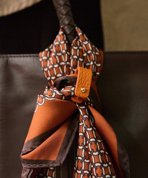 ear PAPILLONNER(イアパピヨネ)の「レザーリング付きトラディショナルスカーフ(ストール/ショール・レディース・ネイビー/ブラウン・FREE)」の15枚目の写真