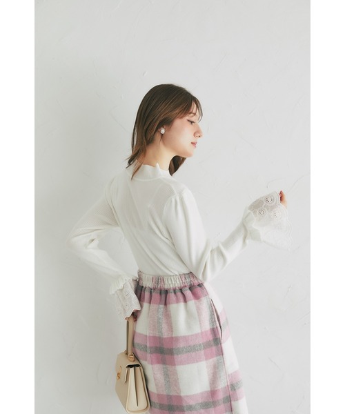 tocco closet（トッコ　クローゼット）の「【ZOZO限定】カットフラワーレースカフスニットトップス（ニット/セーター・レディース・アイボリー/ブラック・M）」の10枚目の写真