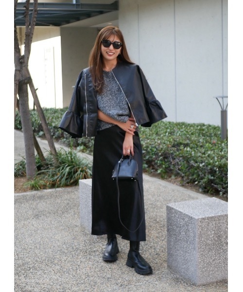 BeBeoD(べベッド)の「シルキータッチサテンフレアスカート(スカート・レディース・チャコールグレー/アイボリー/ブラック/モカ・フリー)」の3枚目の写真