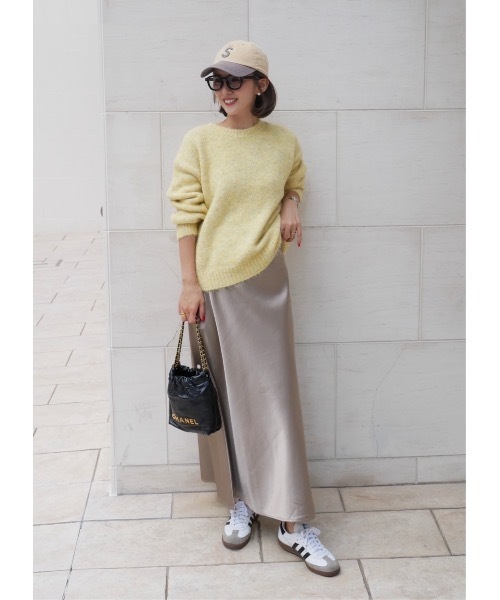 BeBeoD(べベッド)の「シルキータッチサテンフレアスカート(スカート・レディース・チャコールグレー/アイボリー/ブラック/モカ・フリー)」の4枚目の写真