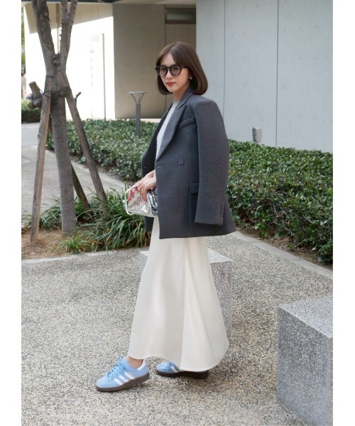 BeBeoD(べベッド)の「シルキータッチサテンフレアスカート(スカート・レディース・チャコールグレー/アイボリー/ブラック/モカ・フリー)」の5枚目の写真