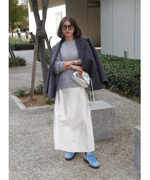 BeBeoD(べベッド)の「シルキータッチサテンフレアスカート(スカート・レディース・チャコールグレー/アイボリー/ブラック/モカ・フリー)」の7枚目の写真