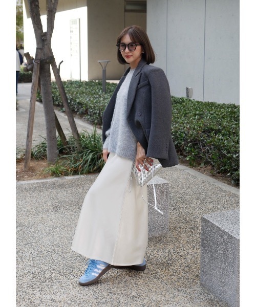 BeBeoD(べベッド)の「シルキータッチサテンフレアスカート(スカート・レディース・チャコールグレー/アイボリー/ブラック/モカ・フリー)」の8枚目の写真