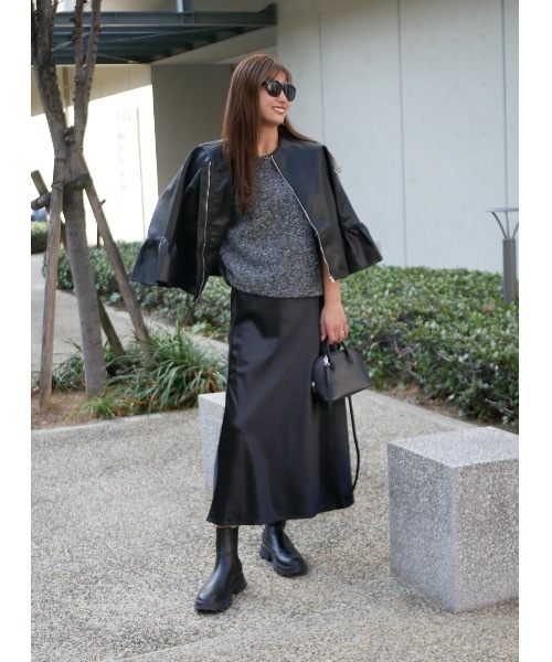 BeBeoD(べベッド)の「シルキータッチサテンフレアスカート(スカート・レディース・チャコールグレー/アイボリー/ブラック/モカ・フリー)」の11枚目の写真