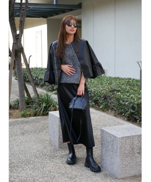 BeBeoD(べベッド)の「シルキータッチサテンフレアスカート(スカート・レディース・チャコールグレー/アイボリー/ブラック/モカ・フリー)」の12枚目の写真