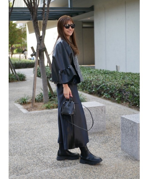 BeBeoD(べベッド)の「シルキータッチサテンフレアスカート(スカート・レディース・チャコールグレー/アイボリー/ブラック/モカ・フリー)」の13枚目の写真