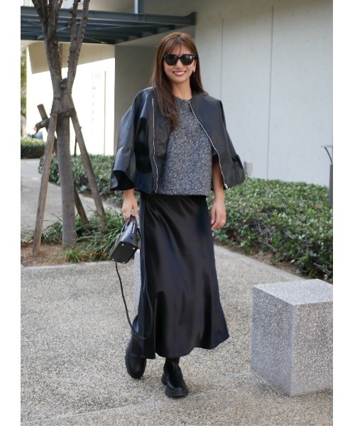 BeBeoD(べベッド)の「シルキータッチサテンフレアスカート(スカート・レディース・チャコールグレー/アイボリー/ブラック/モカ・フリー)」の14枚目の写真