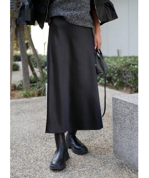 BeBeoD(べベッド)の「シルキータッチサテンフレアスカート(スカート・レディース・チャコールグレー/アイボリー/ブラック/モカ・フリー)」の16枚目の写真