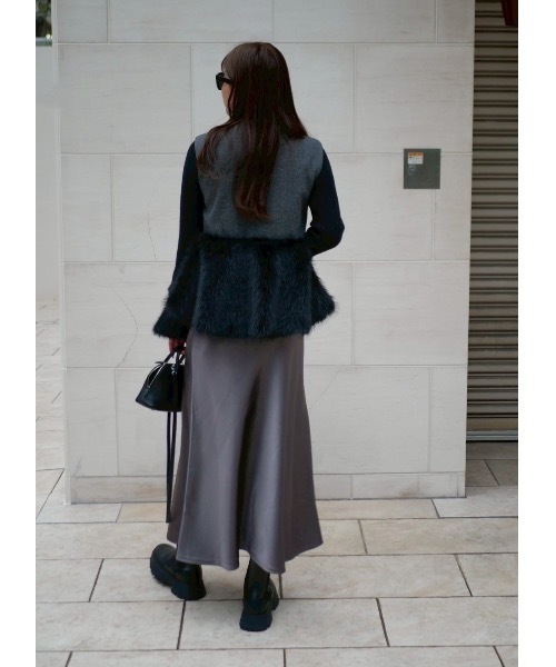 BeBeoD(べベッド)の「シルキータッチサテンフレアスカート(スカート・レディース・チャコールグレー/アイボリー/ブラック/モカ・フリー)」の18枚目の写真