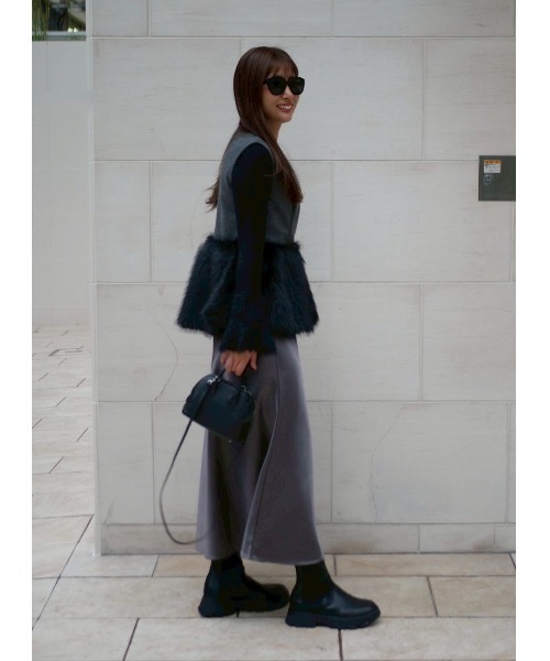 BeBeoD(べベッド)の「シルキータッチサテンフレアスカート(スカート・レディース・チャコールグレー/アイボリー/ブラック/モカ・フリー)」の19枚目の写真