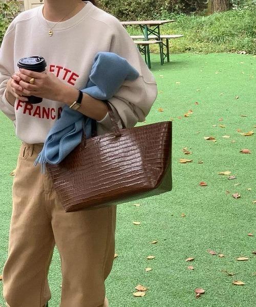 FAVORITO(ファヴォリート)の「刺繍クルーネック長袖トレーナー(スウェット・レディース・ベージュ/グレー・F)」の12枚目の写真