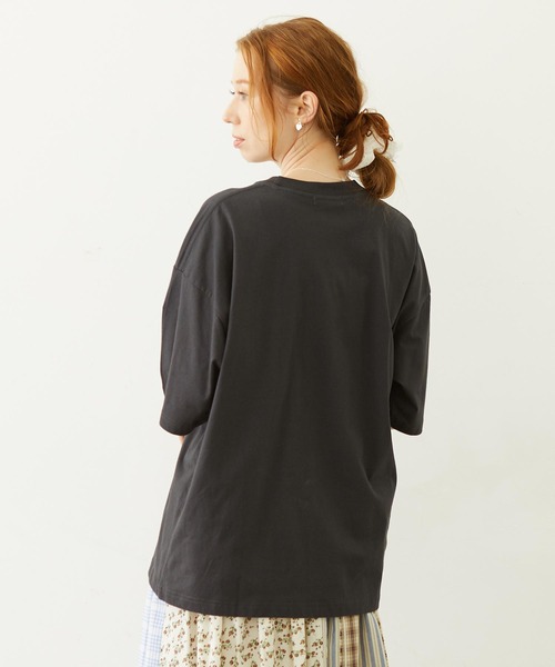 MILKFED.（ミルクフェド）の「WATERCOLOR STRAWBERRY WIDE S/S TEE（Tシャツ/カットソー・レディース・オフホワイト/ライトピンク/チャコール・L/M）」の4枚目の写真