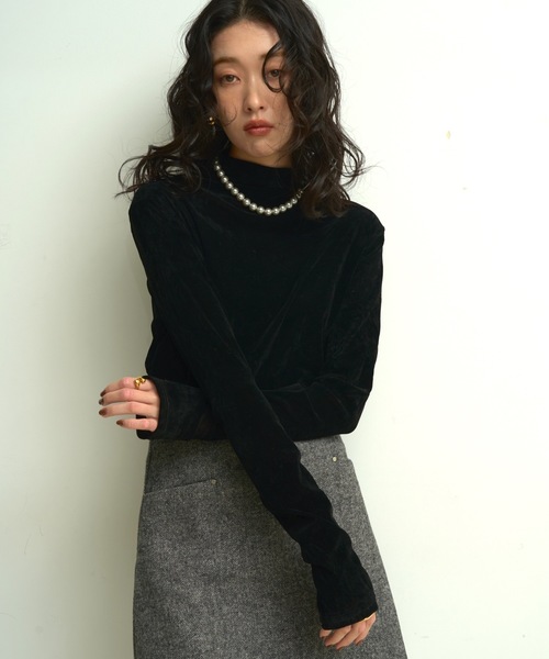 Lutim by u(ルチバイユー)の「Sheer velvet bottle neck long t-shirt / シアーベロアボトルネックロンT(Tシャツ/カットソー・レディース・ダークグレー/ブラウン/ブラック・FREE)」の2枚目の写真
