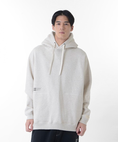 NEW BALANCE（ニューバランス）の「1000 スウェットプルオーバーフーディレギュラーフィット（パーカー・メンズ・ブラック/オフホワイト/グレー/ネイビー・SMALL/MEDIUM/LARGE/X-LARGE）」の2枚目の写真