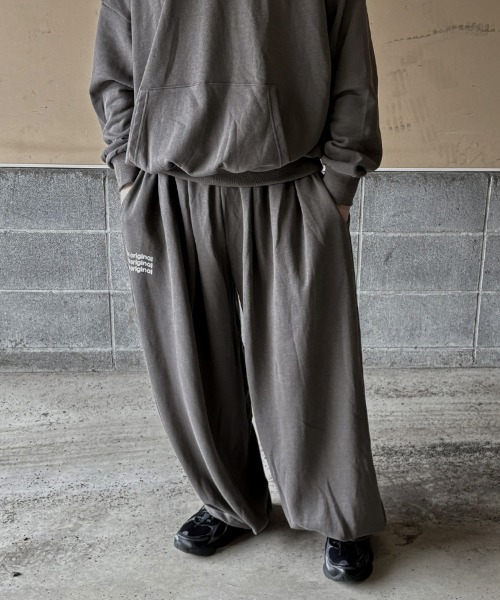 YACA（ヤーカ）の「Pigment Logo Loose Sweat PT/ピグメントロゴルーズスウェットパンツ【unisex item】（スウェットパンツ・レディース・チャコールグレー/ブラウン・FREE）」の2枚目の写真