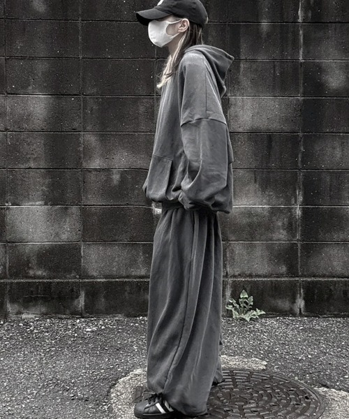 YACA（ヤーカ）の「Pigment Logo Loose Sweat PT/ピグメントロゴルーズスウェットパンツ【unisex item】（スウェットパンツ・レディース・チャコールグレー/ブラウン・FREE）」の3枚目の写真