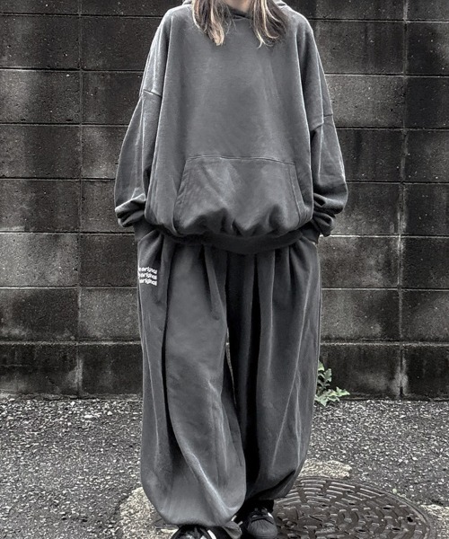 YACA（ヤーカ）の「Pigment Logo Loose Sweat PT/ピグメントロゴルーズスウェットパンツ【unisex item】（スウェットパンツ・レディース・チャコールグレー/ブラウン・FREE）」の8枚目の写真