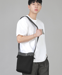 SAINTCREW（セントクルー）の「Minimal Mini Crossbody Bag MMC-129 Gray Black（メッセンジャーバッグ・メンズ）」
