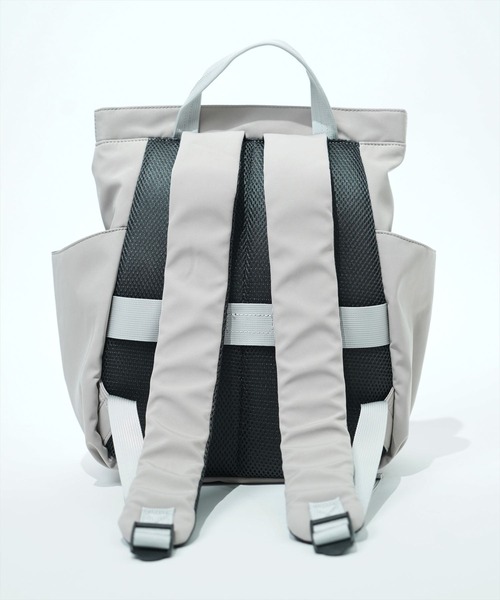 anello GRANDE(アネログランデ)の「"02"≪anello GRANDE≫IRIS/アイリス 10ポケット/12L リュック(バックパック/リュック・レディース・ライトグレー/ブラック・ONE SIZE)」の9枚目の写真
