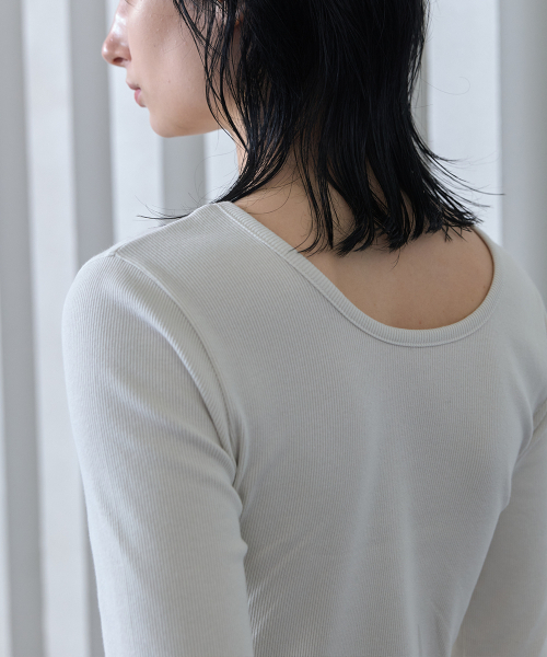 320SHOWROOM（320ショールーム）の「Scoop Neck Cotton Span T-Shirt Cream（Tシャツ/カットソー・レディース・アイボリー・FREE）」の2枚目の写真